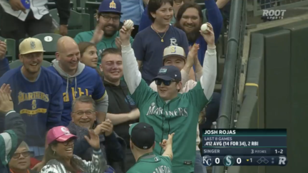 Mariners fan catches back-to-back foul balls